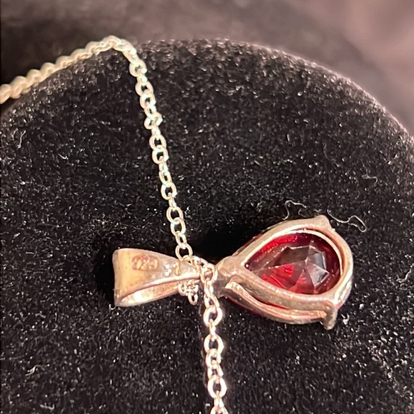 Sterling silver and Garnet pear shaped pendant - Picture 3 of 9